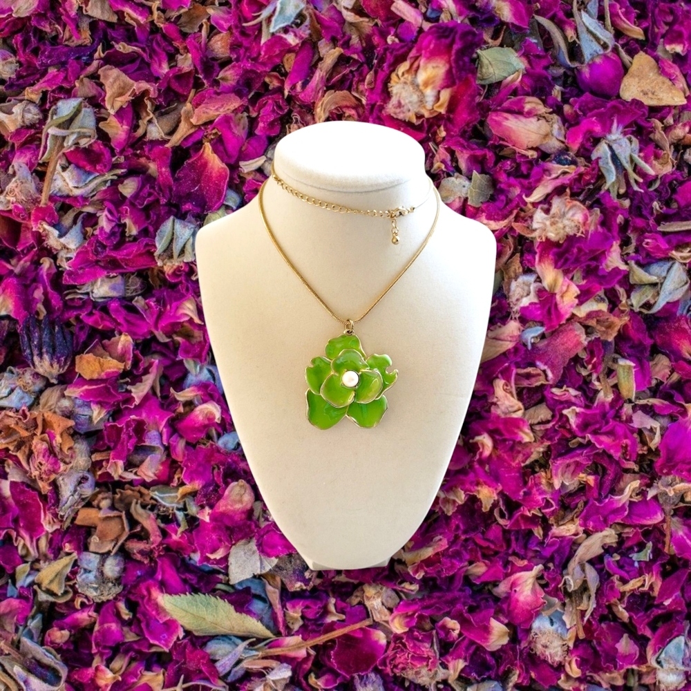 NWOT Lovely Green Enamel Floral Faux Pearl Pendant Necklace